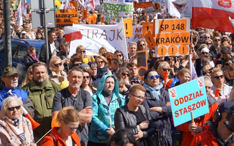 Dyscyplinarka za czarną sukienkę, pomarańczowy wykrzyknik i problem z organizacją egzaminu